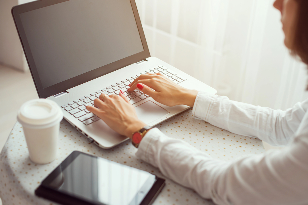 Ragazza lavora su notebook