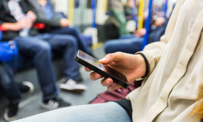 Persona con smartphone in metropolitana