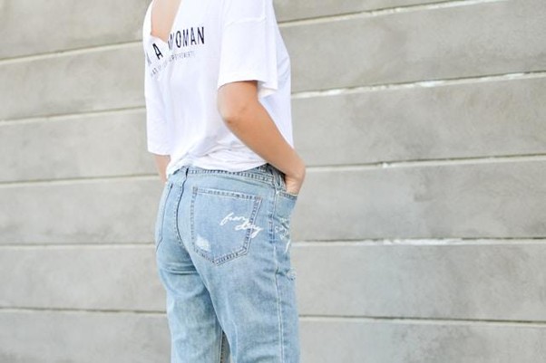 Ragazza con jeans