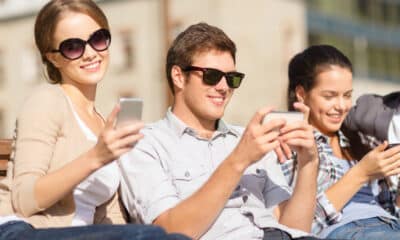 Ragazzi con lo smartphone (© Depositphotos)