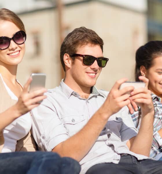 Ragazzi con lo smartphone (© Depositphotos)