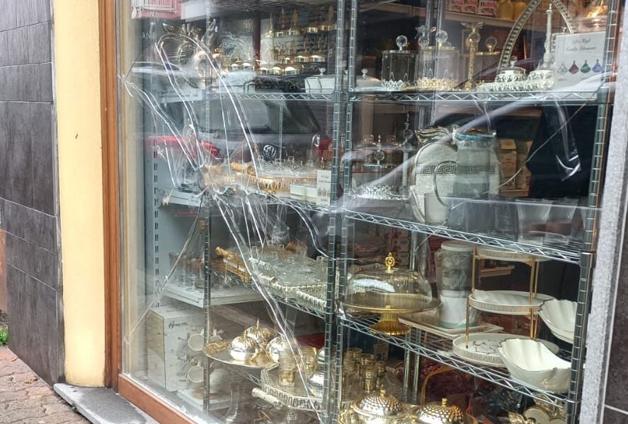 atto vandalico vetrina fiorano