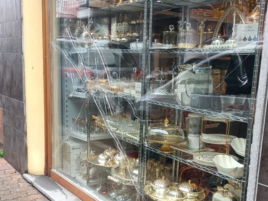 atto vandalico vetrina fiorano