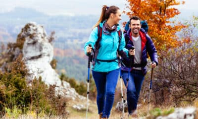 Coppia che cammina in montagna