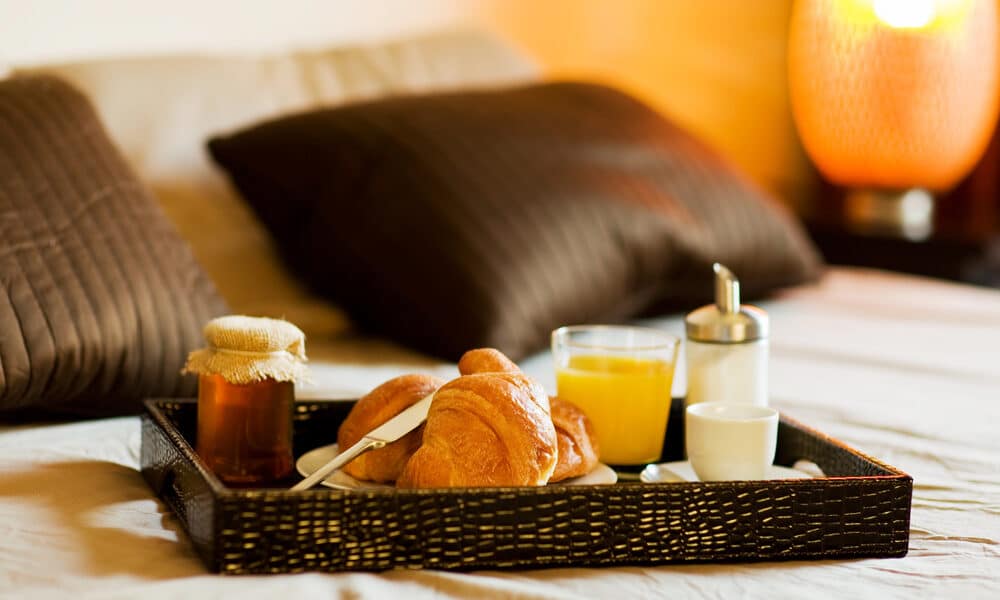 Colazione in camera da letto (© Depositphotos)
