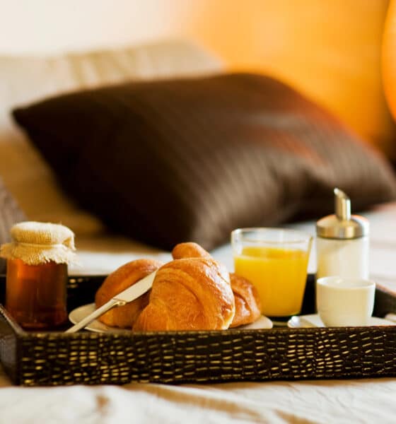 Colazione in camera da letto (© Depositphotos)