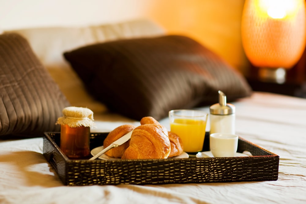 Colazione in camera da letto (© Depositphotos)