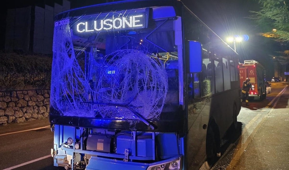 scontro pullman furgone castione