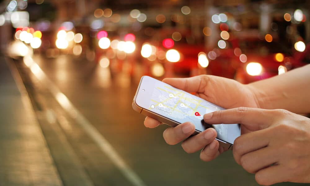 Ragazzo con il telefonino (© Depositphotos)