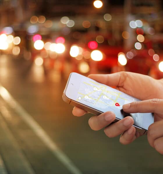 Ragazzo con il telefonino (© Depositphotos)