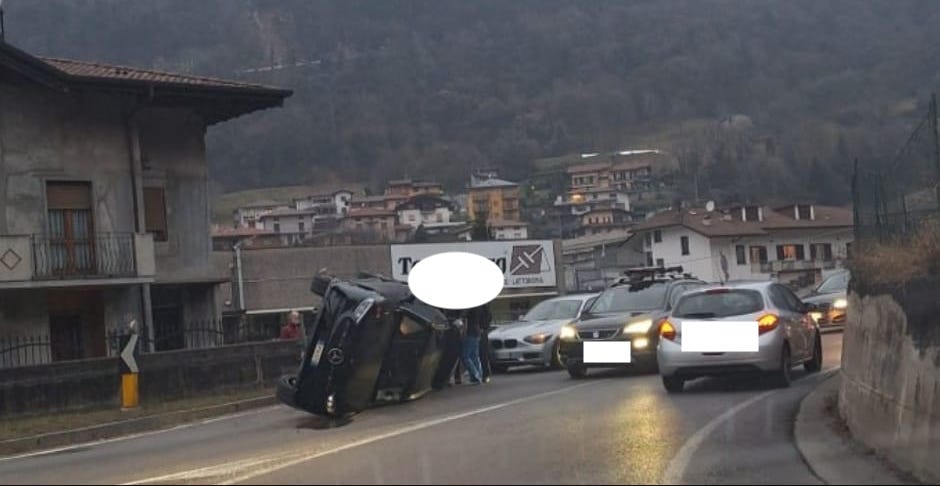 incidente auto ribaltata casnigo