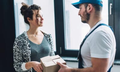 Corriere consegna un pacco