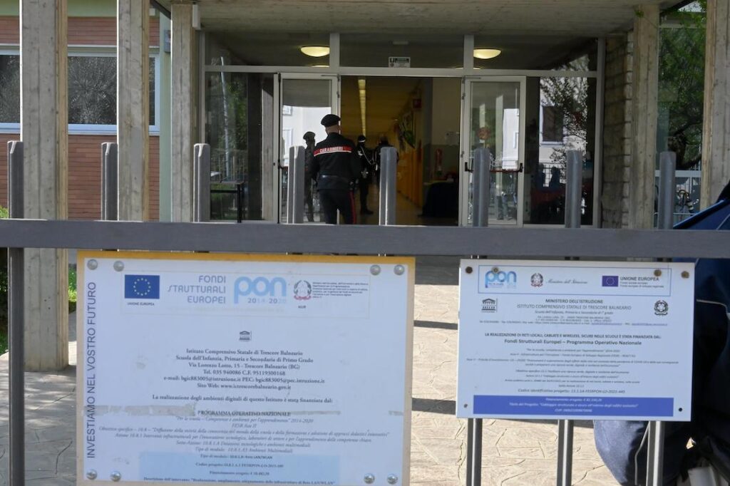 scuola trescore professoressa accoltellata