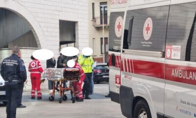 uomo tenta di darsi fuoco tribunale bergamo