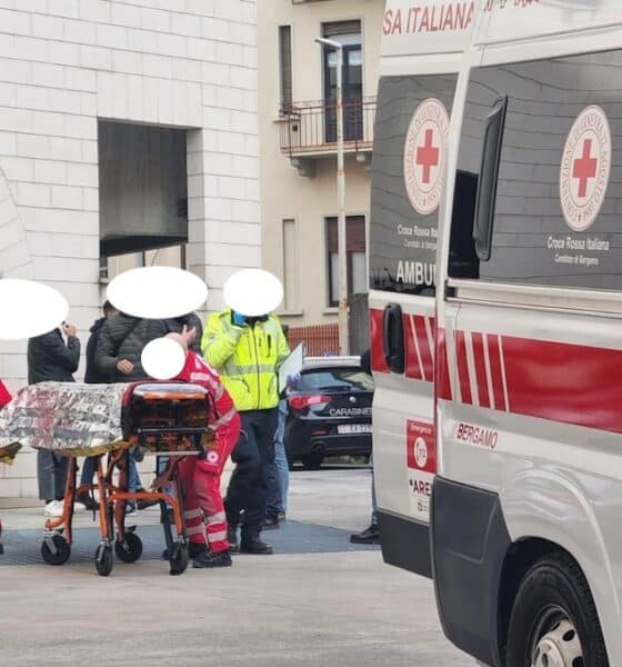 uomo tenta di darsi fuoco tribunale bergamo