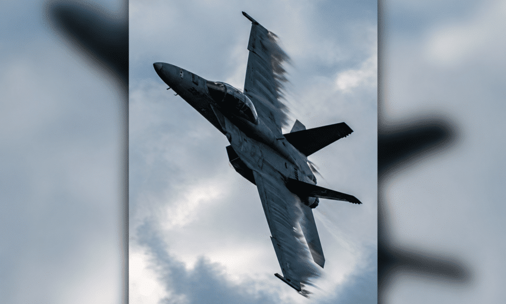 Aereo caccia in volo