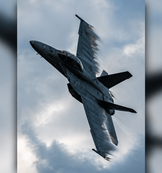 Aereo caccia in volo