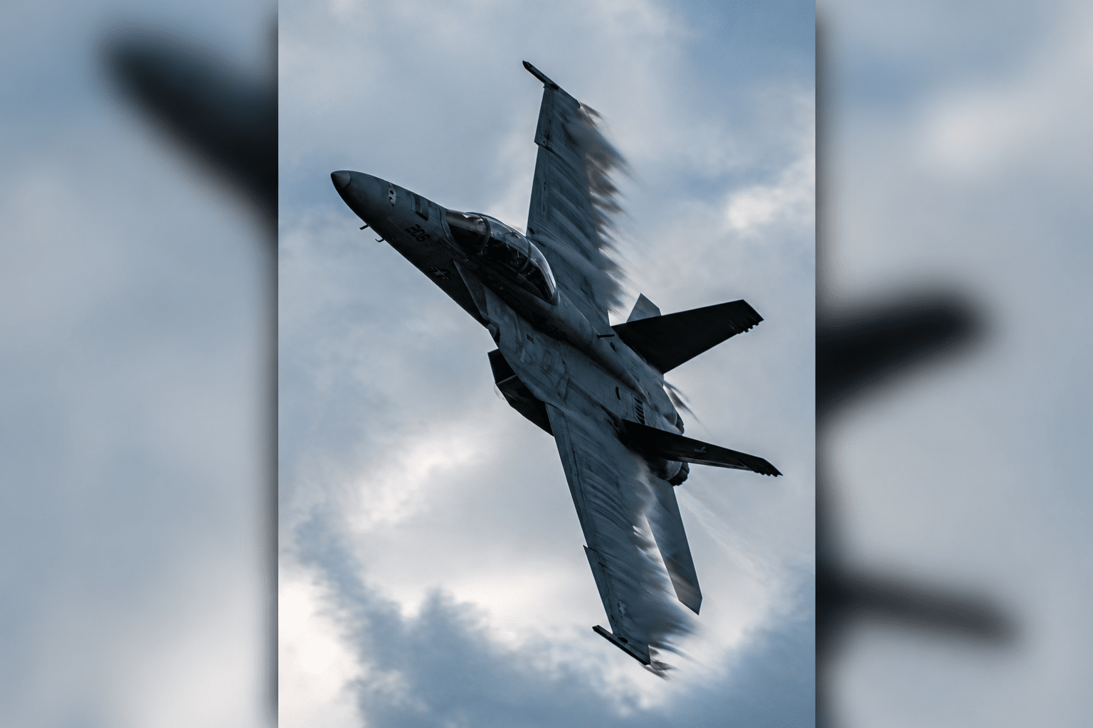 Aereo caccia in volo