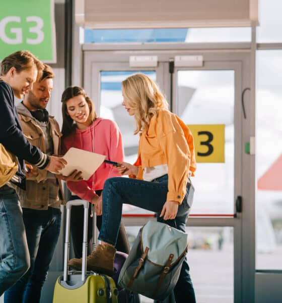 Gruppo di viaggiatori in partenza dall'aeroporto