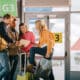 Gruppo di viaggiatori in partenza dall'aeroporto