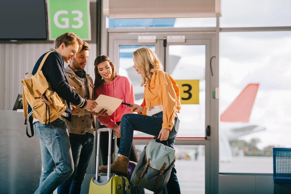 Gruppo di viaggiatori in partenza dall'aeroporto