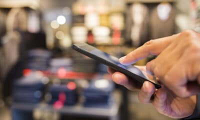 Persona che usa uno smartphone