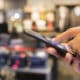 Persona che usa uno smartphone