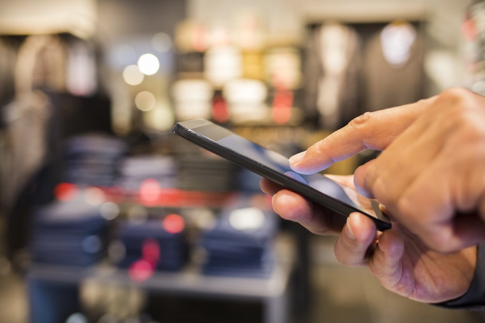 Persona che usa uno smartphone