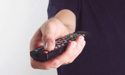 Telecomando in mano
