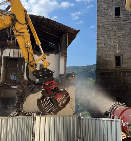 demolizione casa parrocchiale gorno 2