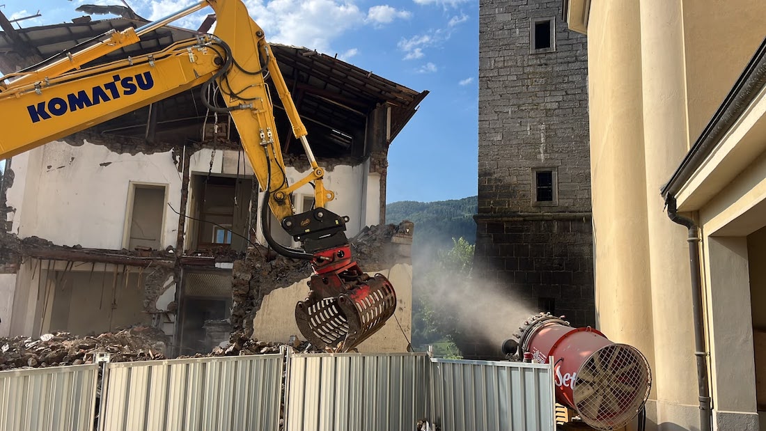 demolizione casa parrocchiale gorno 2