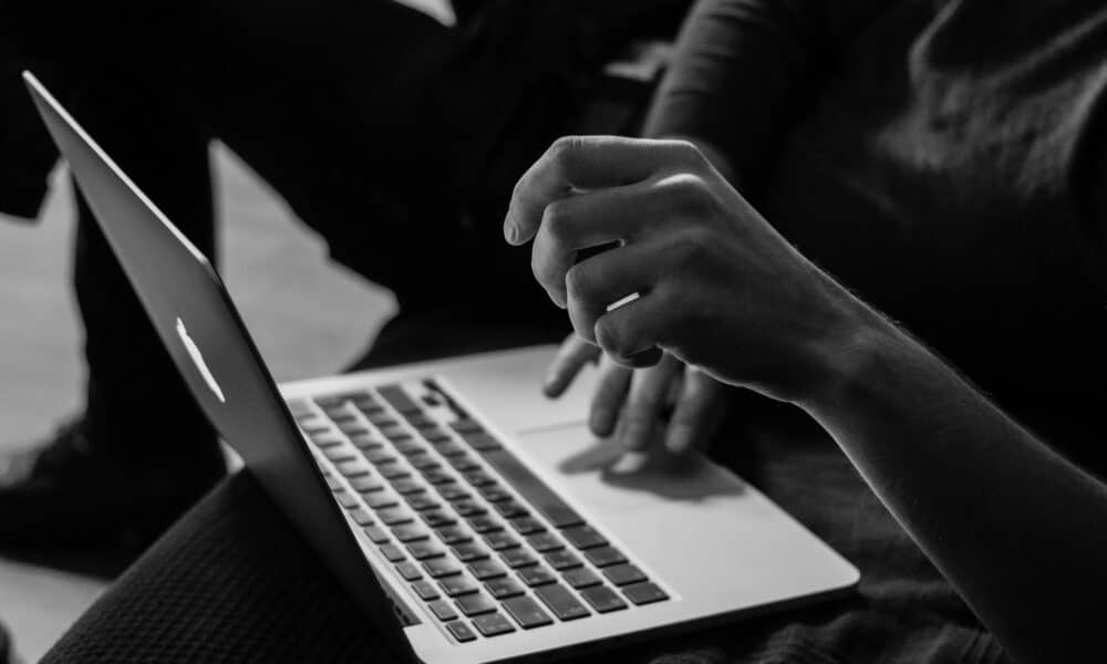 Persona al lavoro sul notebook