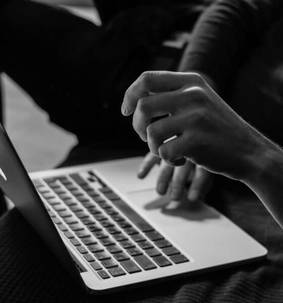 Persona al lavoro sul notebook