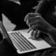 Persona al lavoro sul notebook