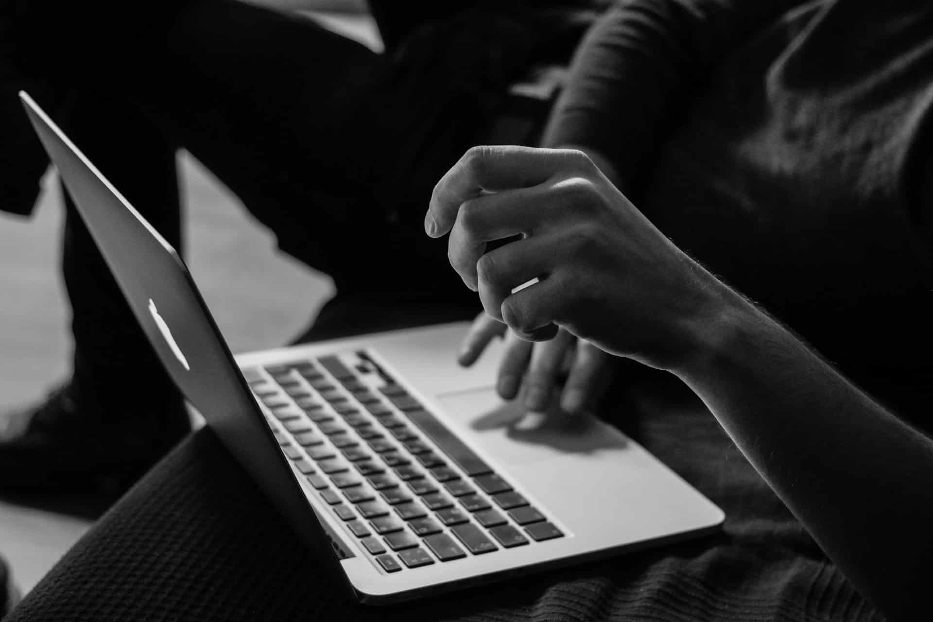 Persona al lavoro sul notebook