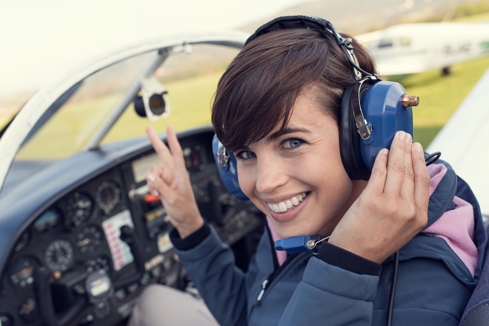 Ragazza in cabina di pilotaggio
