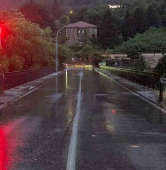 albino ponte chiuso fiume serio in piena