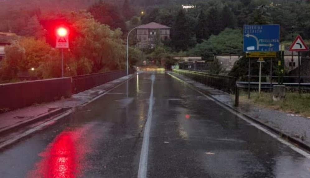 albino ponte chiuso fiume serio in piena