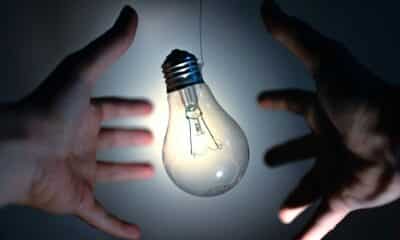 Lampadina tra le mani