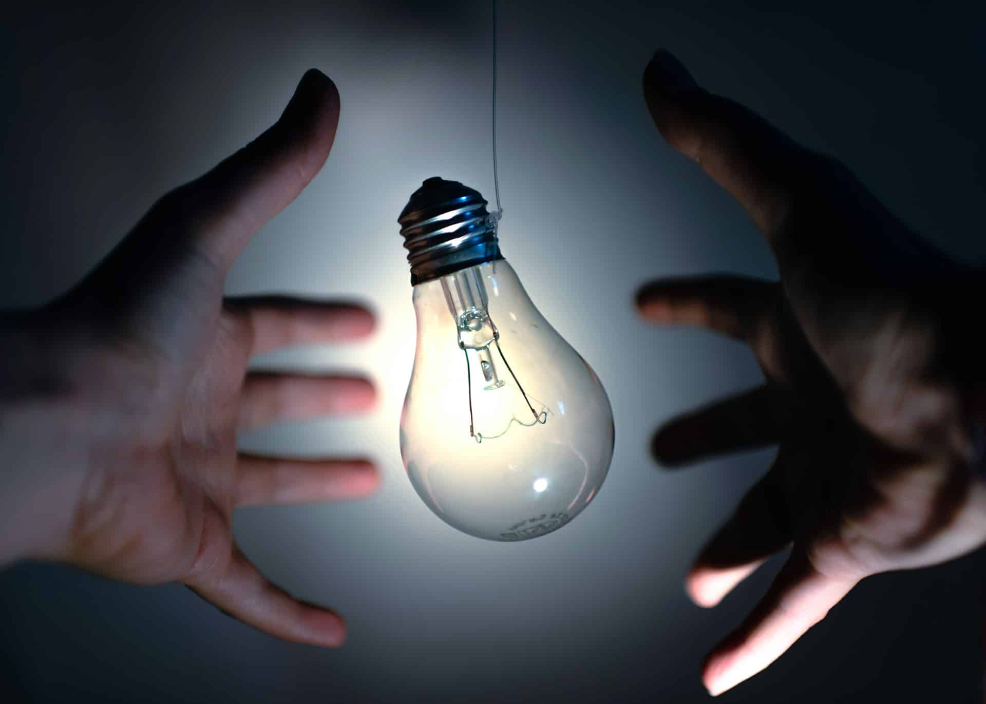 Lampadina tra le mani