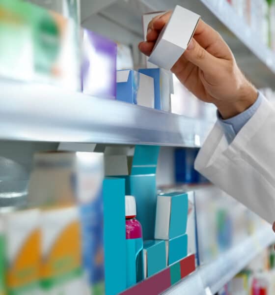 Scaffale di una farmacia