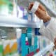 Scaffale di una farmacia