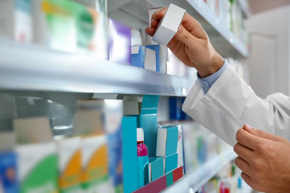 Scaffale di una farmacia